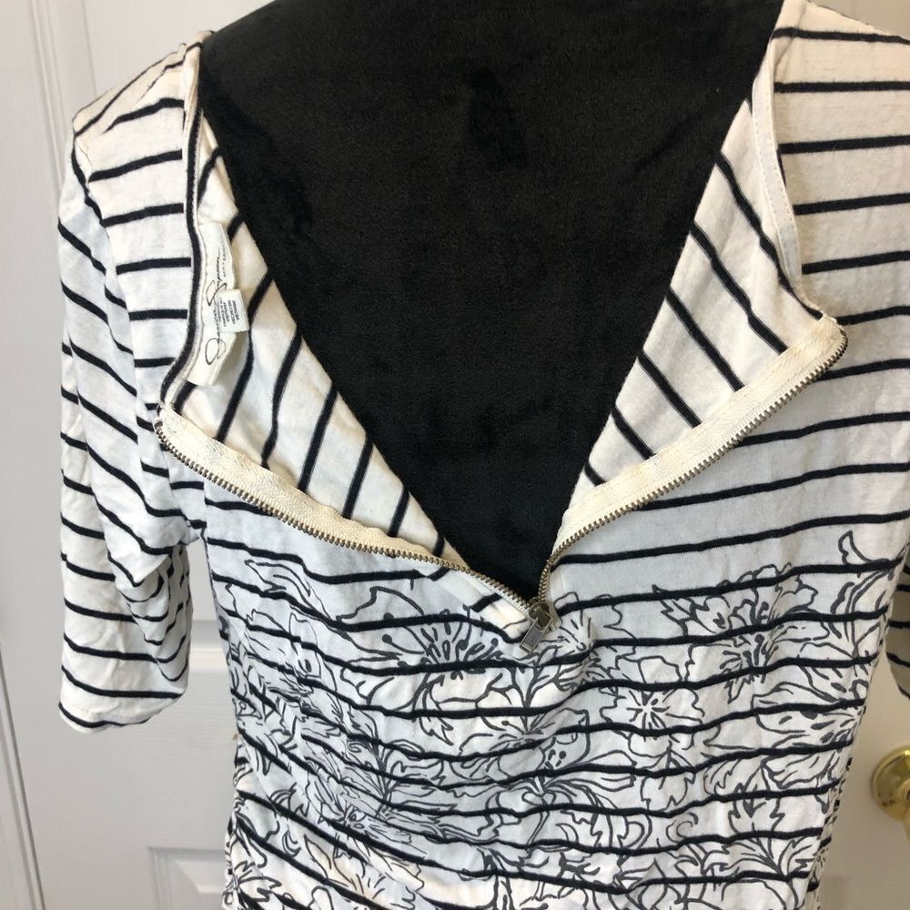 Jessica Simpson Maternity black and white striped floral top, size large - Picture 2 of 9